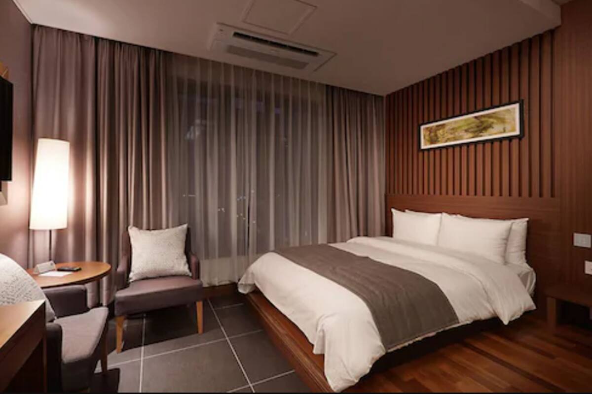 Superior Double Room, 1 Katil Kelamin (Double) | Peti besi dalam bilik, meja, langsir/tirai gelap terus, Wi-fi percuma 