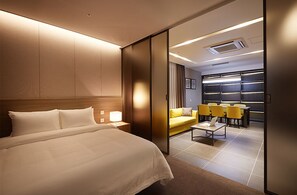 In-room safe, desk, blackout drapes, free WiFi - Osong H Hotel Sejong City (Cheongju)