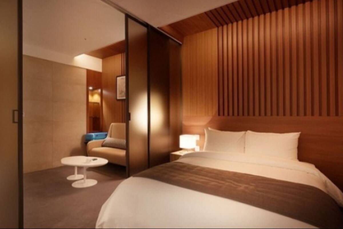 Premier Double Room | Peti besi dalam bilik, meja, langsir/tirai gelap terus, Wi-fi percuma 