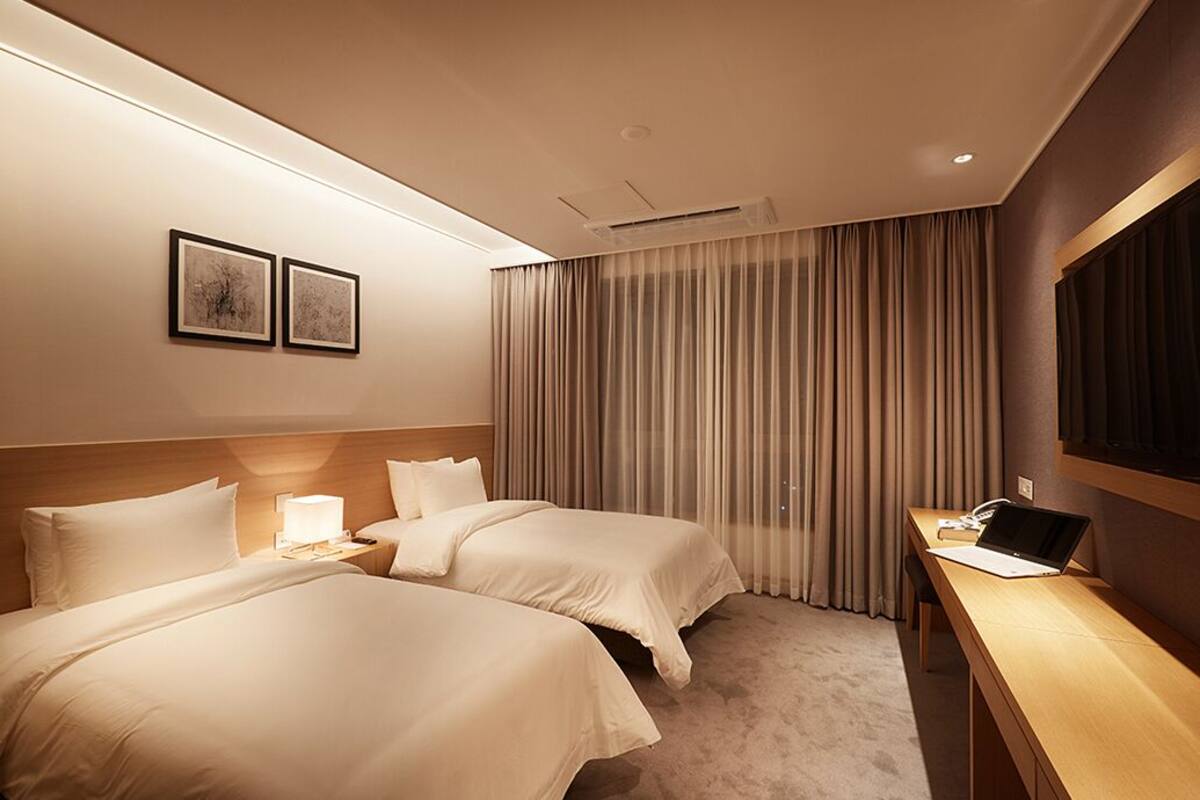Standard Twin Room | Peti besi dalam bilik, meja, langsir/tirai gelap terus, Wi-fi percuma 