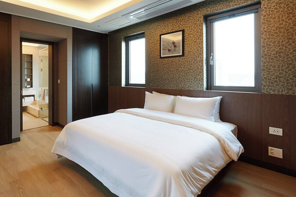Penthouse | Peti besi dalam bilik, meja, langsir/tirai gelap terus, Wi-fi percuma 