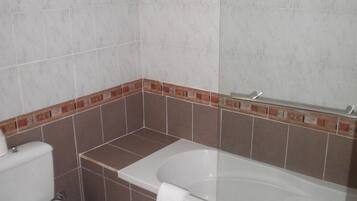 Vasca, set di cortesia gratuito, asciugacapelli, bidet