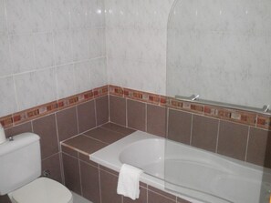 Badewanne, kostenlose Toilettenartikel, Haartrockner, Bidet