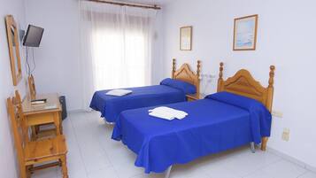 Habitación con 2 camas individuales | Escritorio, cortinas blackout y tabla de planchar con plancha