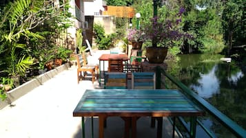 Se sirven desayunos, comidas, cenas y cocina tailandesa