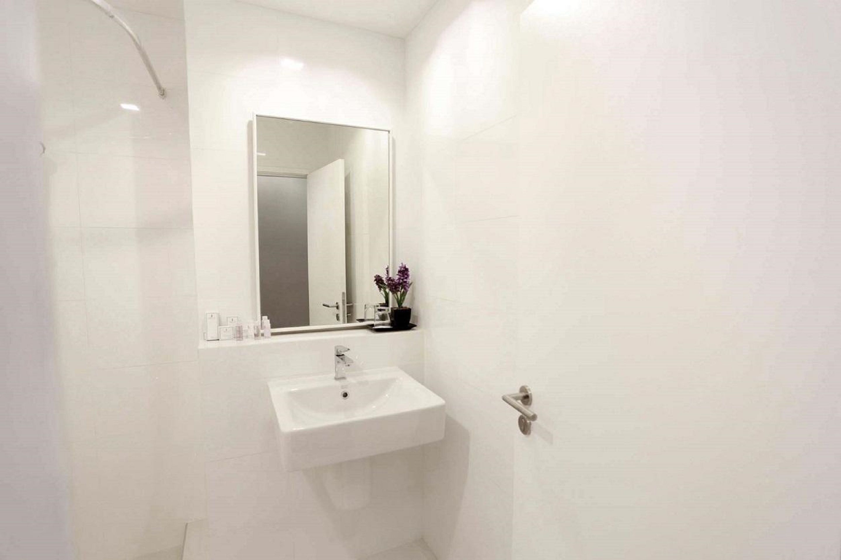 shower, free toiletries, towels