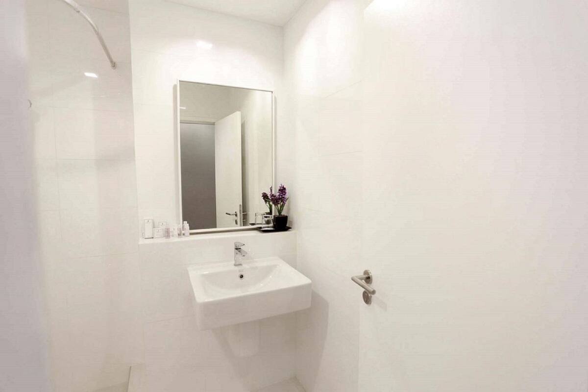 shower, free toiletries, towels