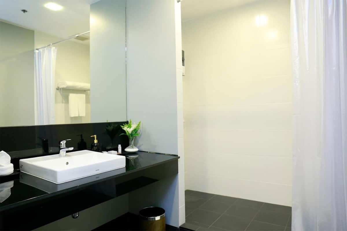 superior room 10 hours | bathroom | shower, free toiletries, towels