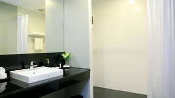 Superior Room 10 Hours | Baño | Regadera, amenidades de baño gratuitas, toallas