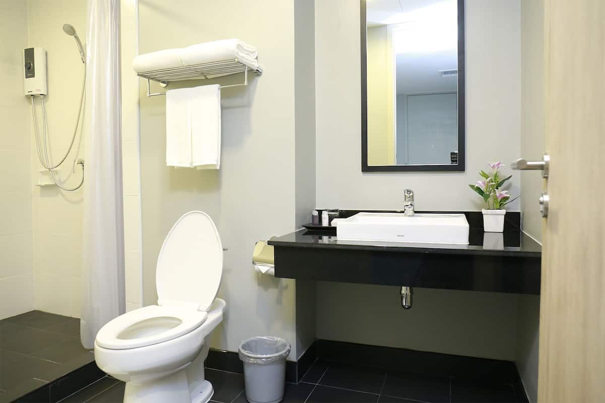 superior room 10 hours | bathroom | shower, free toiletries, towels