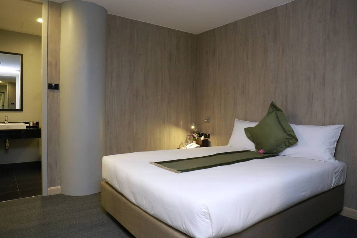 in-room safe, free wifi, bed sheets, wheelchair access