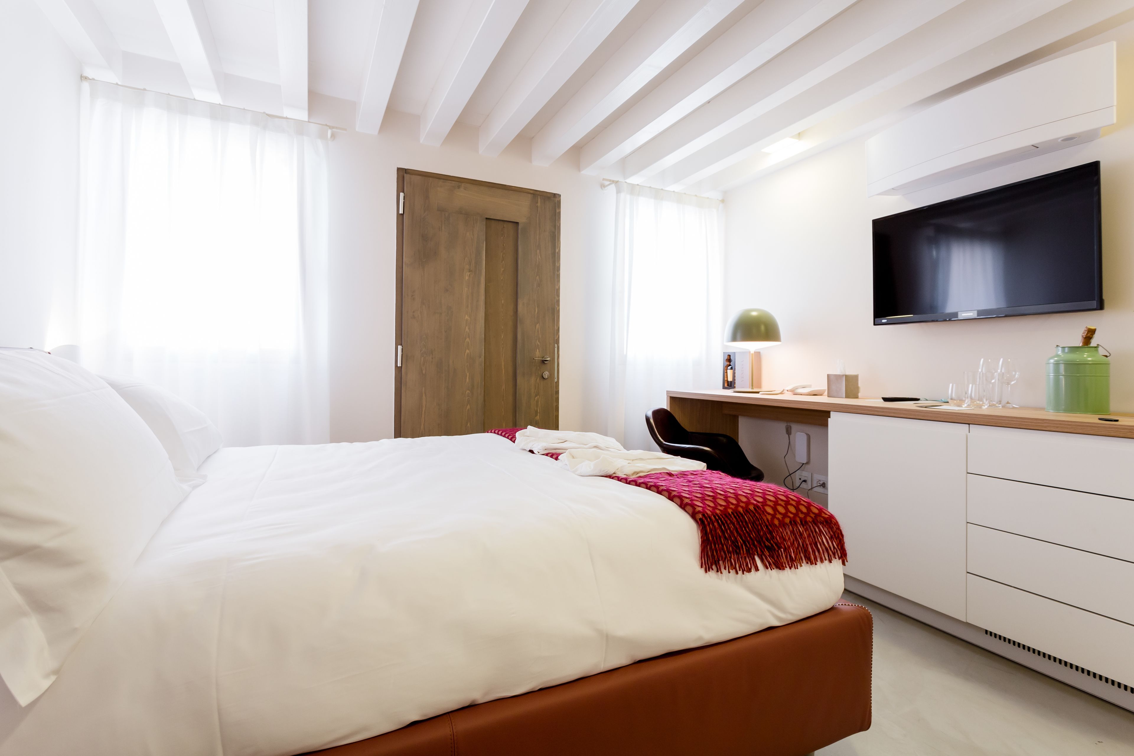 Allergiatestatut vuodevaatteet, untuvapeitot, tallelokero huoneessa