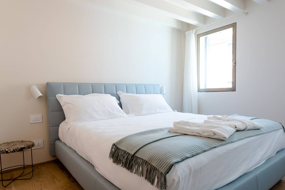 Habitación doble superior | Ropa de cama hipoalergénica, edredones de plumas, caja fuerte
