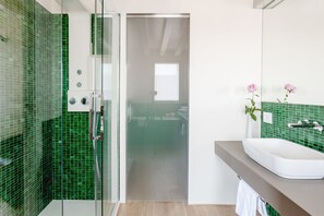 Een regendouche, gratis toiletartikelen, een haardroger, een bidet