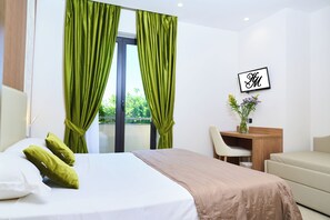 Deluxe Triple Room | Egyptian cotton sheets, premium bedding, minibar, desk - Hotel Miramare (Giugliano in Campania)