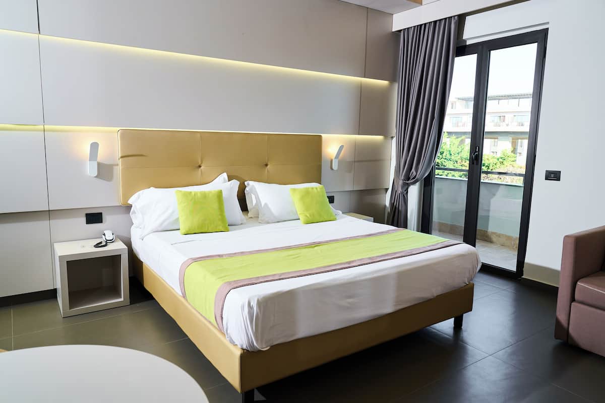 superior suite, 1 king bed, hot tub | 1 bedroom, egyptian cotton sheets, premium bedding, minibar