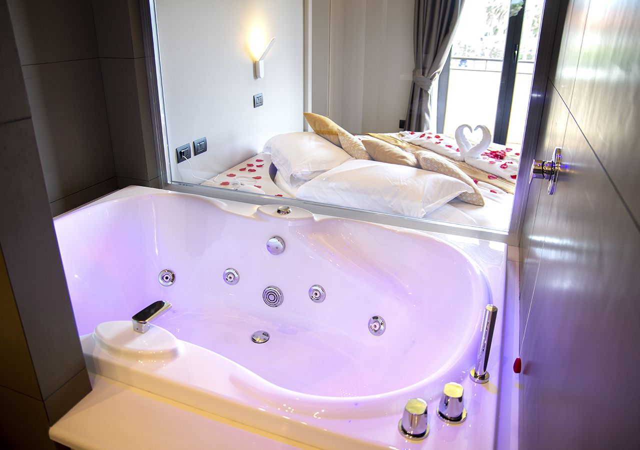 junior suite, 1 double bed, hot tub | bathroom | free toiletries, hair dryer, bidet, towels