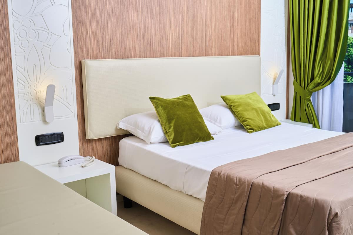 Seprai katun Mesir, seprai premium, minibar, dan meja kerja