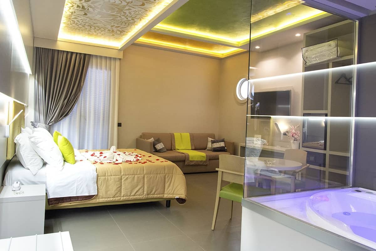 superior suite, 1 king bed, hot tub | 1 bedroom, egyptian cotton sheets, premium bedding, minibar
