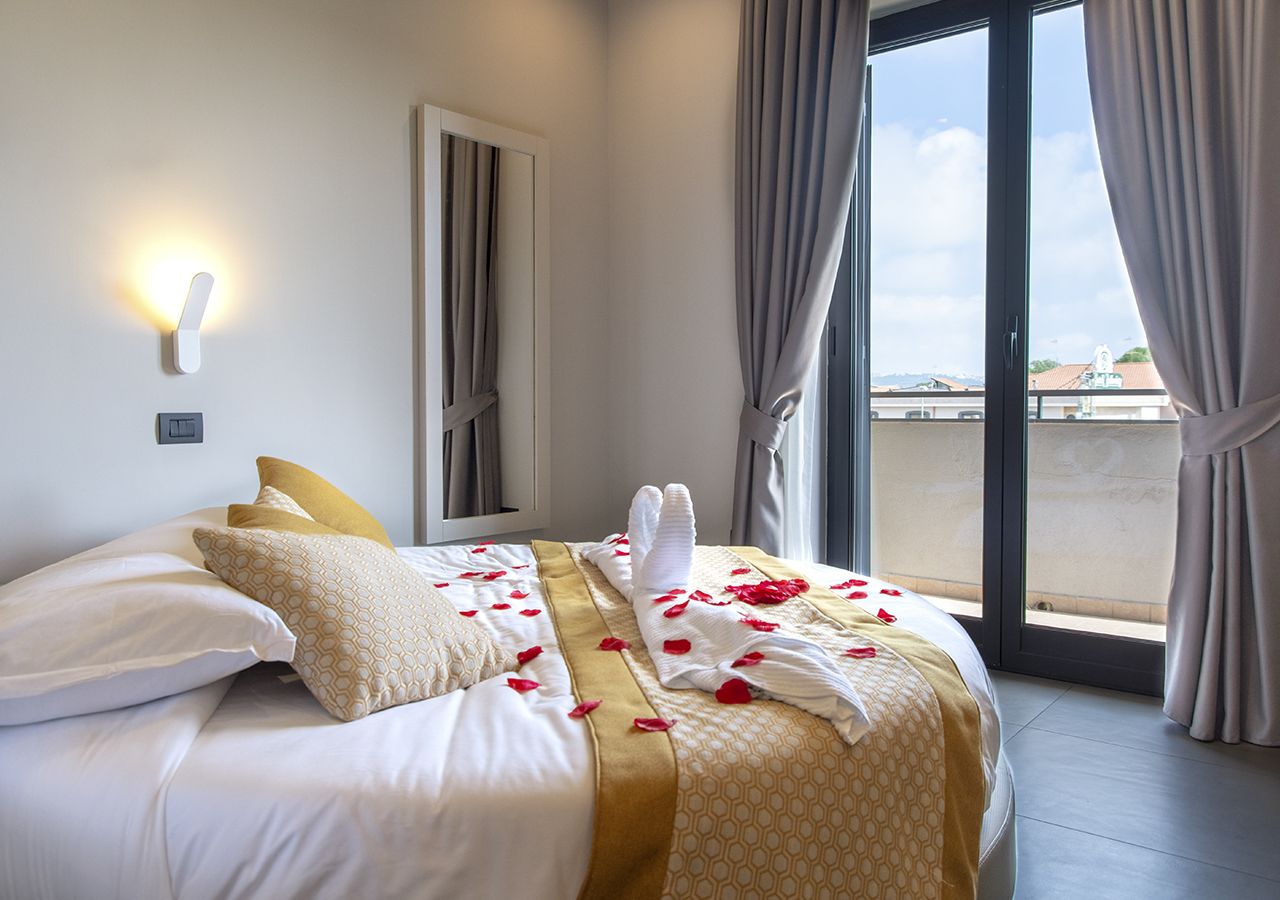 junior suite, 1 double bed, hot tub | 1 bedroom, egyptian cotton sheets, premium bedding, minibar