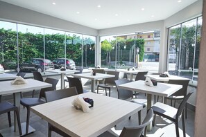 包含每日自助早餐