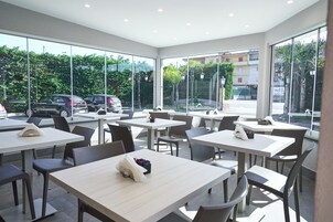 Café da manhã com buffet grátis todos os dias