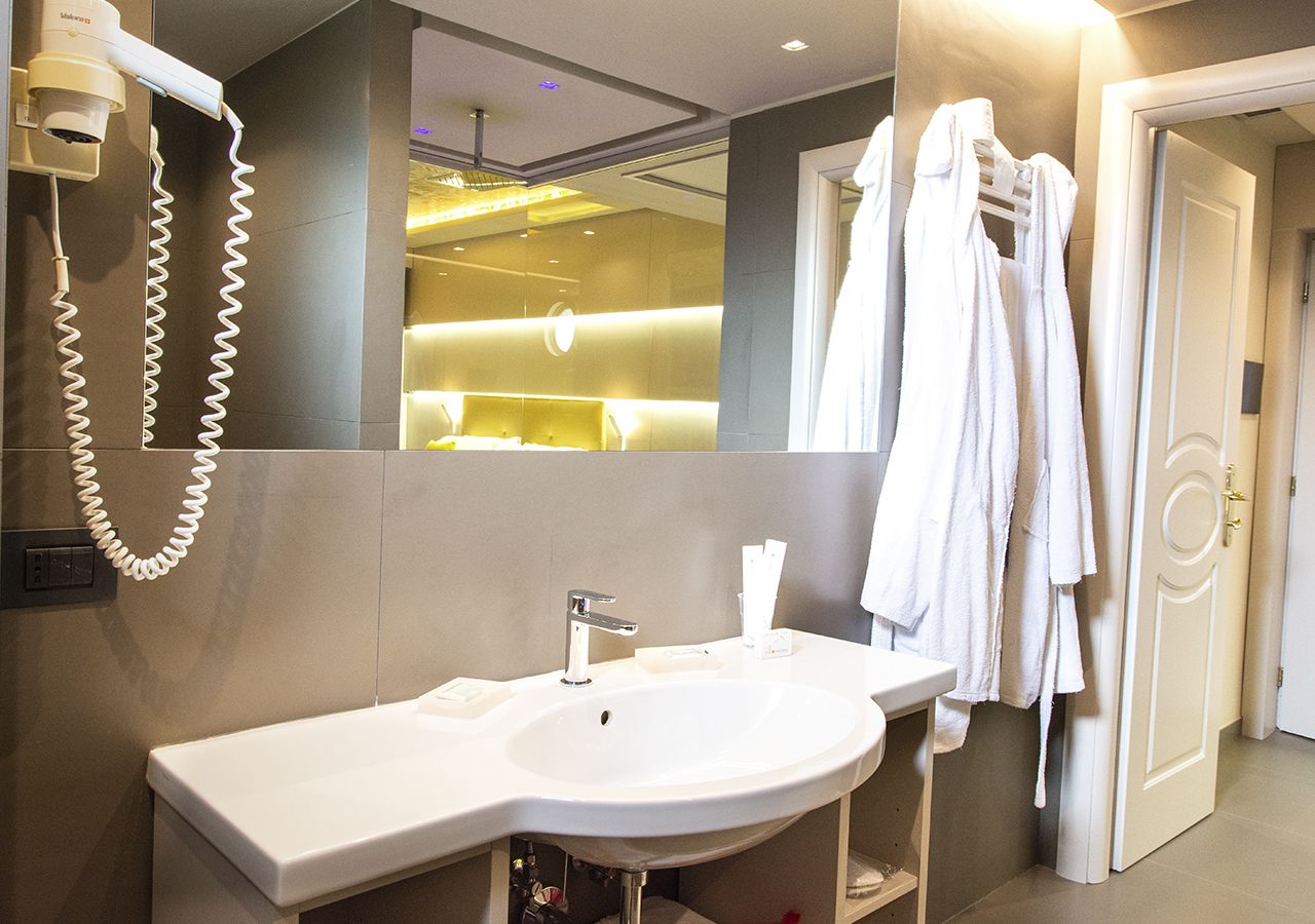 superior suite, 1 king bed, hot tub | bathroom | free toiletries, hair dryer, bidet, towels