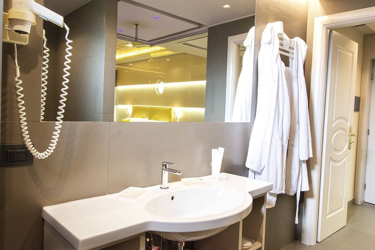 superior suite, 1 king bed, hot tub | bathroom | free toiletries, hair dryer, bidet, towels