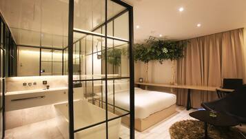 Desk, soundproofing, free WiFi