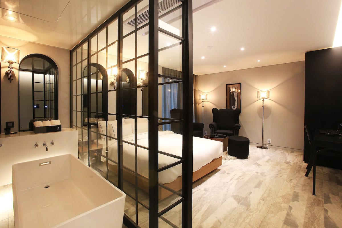 Suite | Desk, soundproofing, WiFi (free)