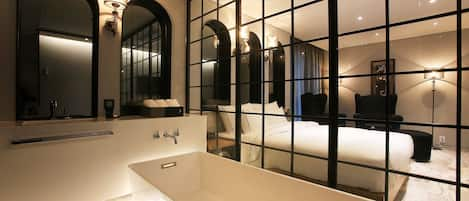 Suite | Bathroom | Separate tub and shower, free toiletries, hair dryer, bathrobes