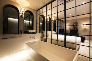 Suite | Baño | Bañera y ducha independientes y artículos de higiene personal gratuitos