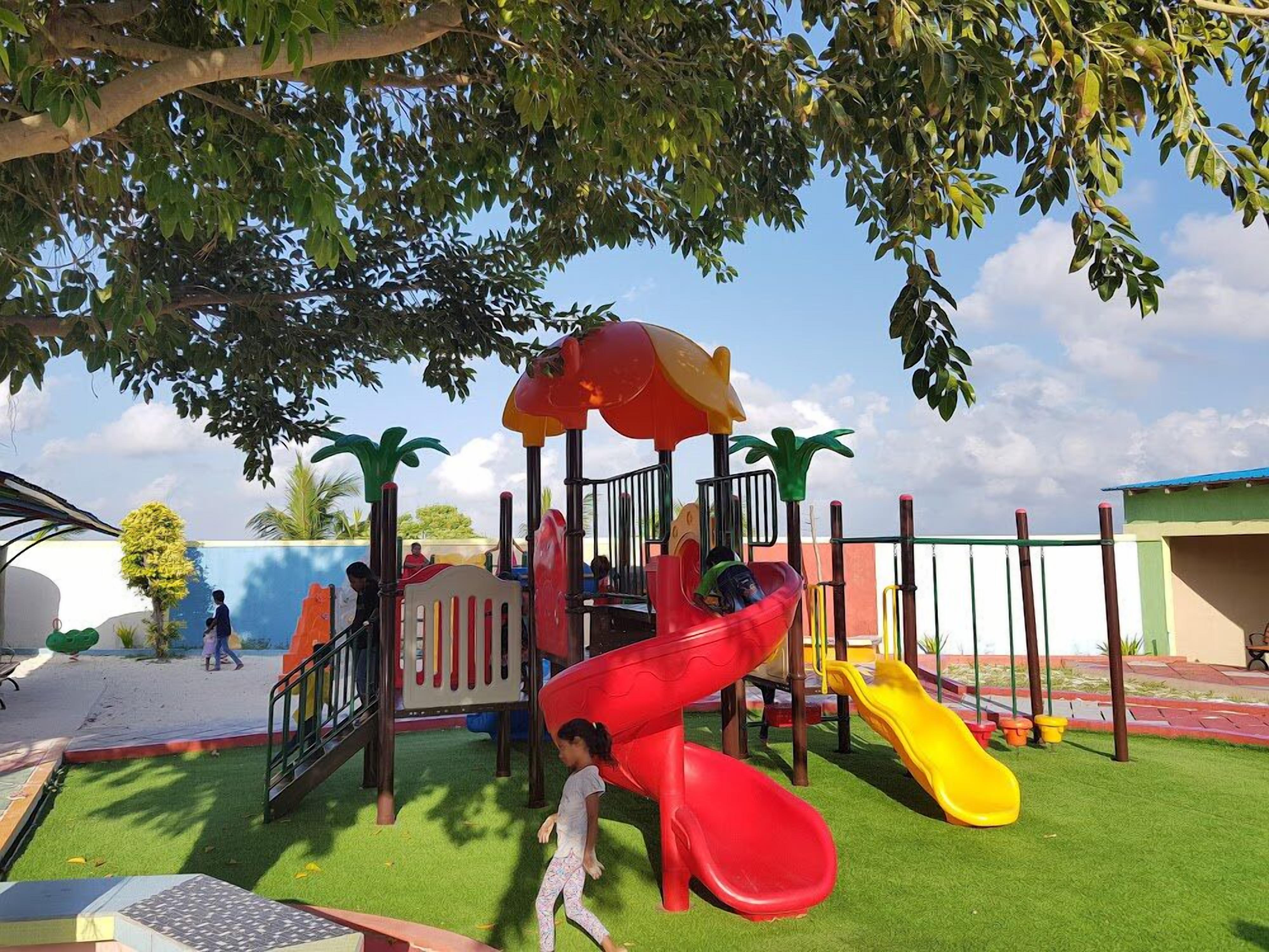 Un parque infantil con toboganes y estructuras para escalar.