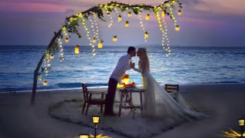 Lunch and dinner served, international cuisine