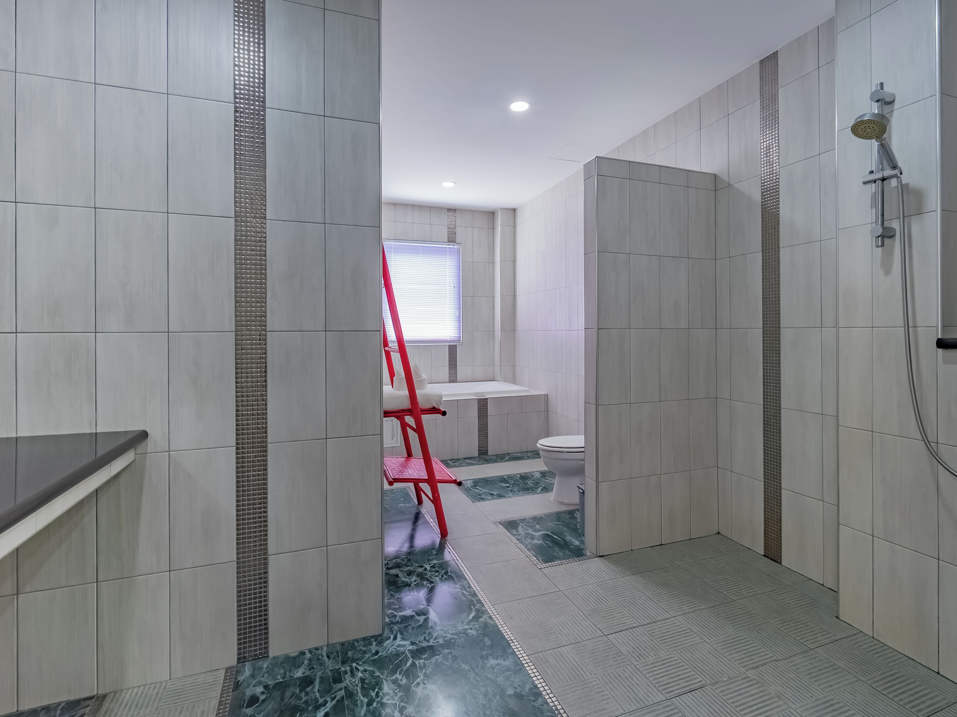 Biệt thự dành cho gia đình, nhiều phòng ngủ, hồ bơi riêng, cạnh núi | Phòng tắm | Bồn tắm và buồng tắm vòi sen riêng, bồn tắm ngâm, vòi sen phun mưa 