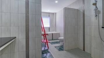 Biệt thự dành cho gia đình, nhiều phòng ngủ, hồ bơi riêng, cạnh núi | Phòng tắm | Bồn tắm và buồng tắm vòi sen riêng, bồn tắm ngâm, vòi sen phun mưa