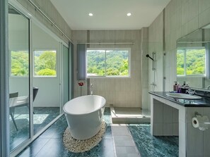Family Villa, Multiple Bedrooms, Private Pool, Mountainside | Deep soaking bathtub - Villa Nap Dau 10 Bedrooms (Chalong)