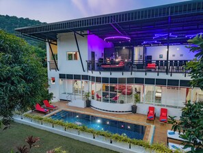 Villa familiar, varias habitaciones, piscina privada, junto a la montaña | Cocina privada | Frigorífico, microondas, cafetera o tetera y hervidor eléctrico