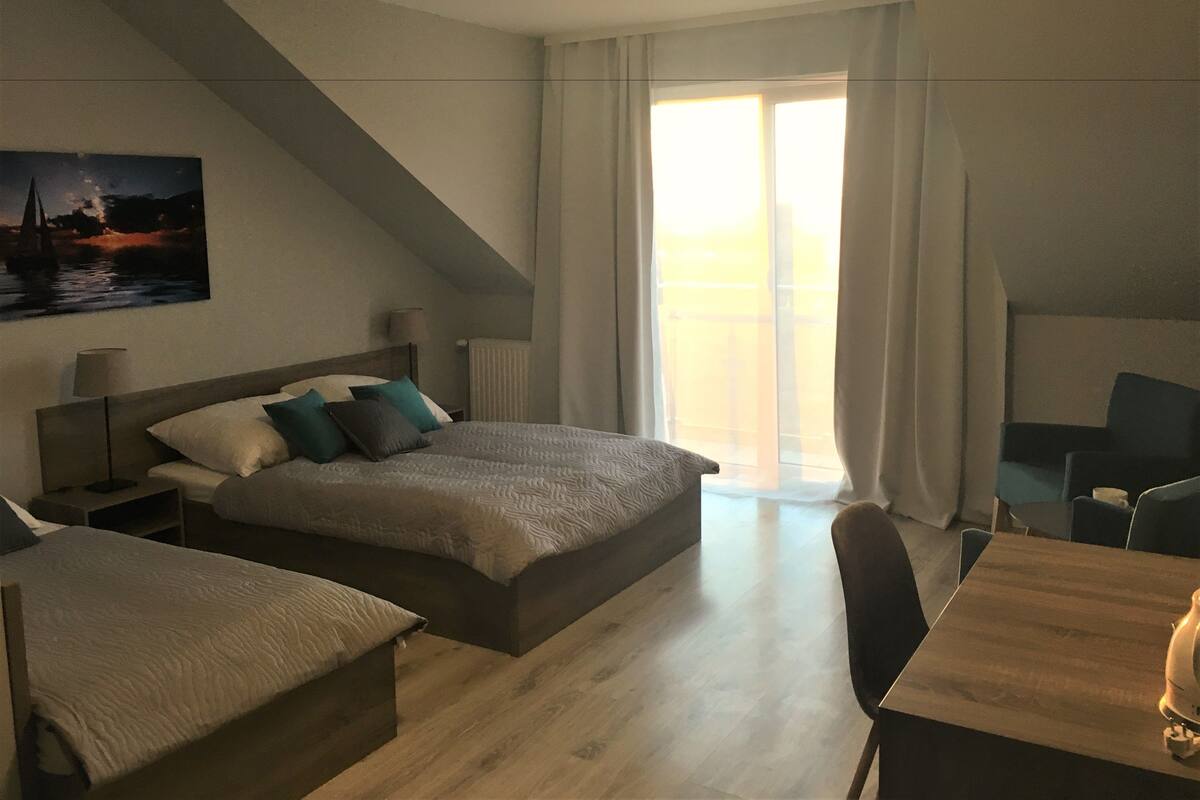 Kamar Double Deluks (Extra child bed) | Meja kerja dan tempat tidur bayi (biaya tambahan)