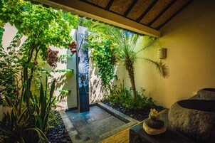 Ducha, artĂculos de tocador gratuitos, secador de pelo, toallas