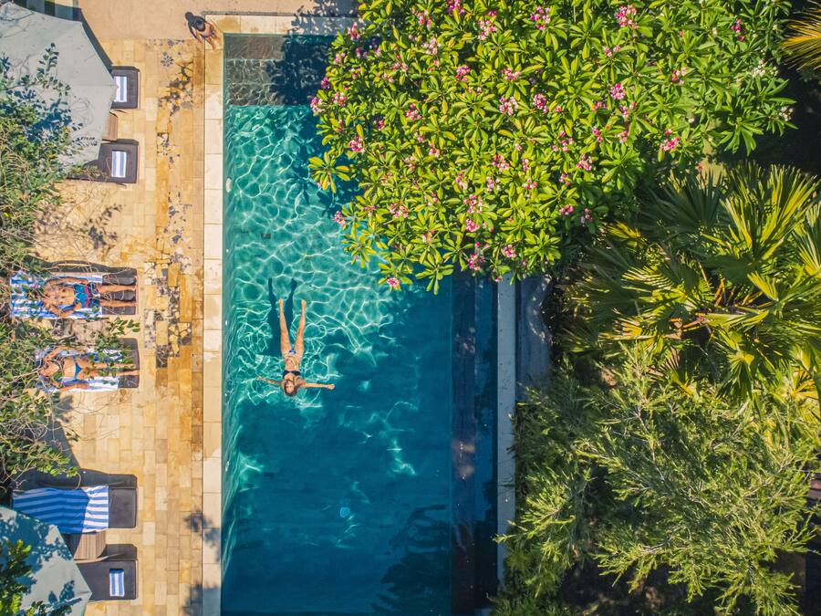 Una piscina al aire libre