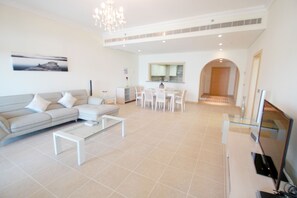 Apartemen, 2 kamar tidur | Brankas, tirai kedap cahaya, setrika/meja setrika, dan Wi-Fi gratis