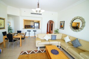 Departamento, 2 habitaciones, vista al mar | Área de sala de estar | Televisión 