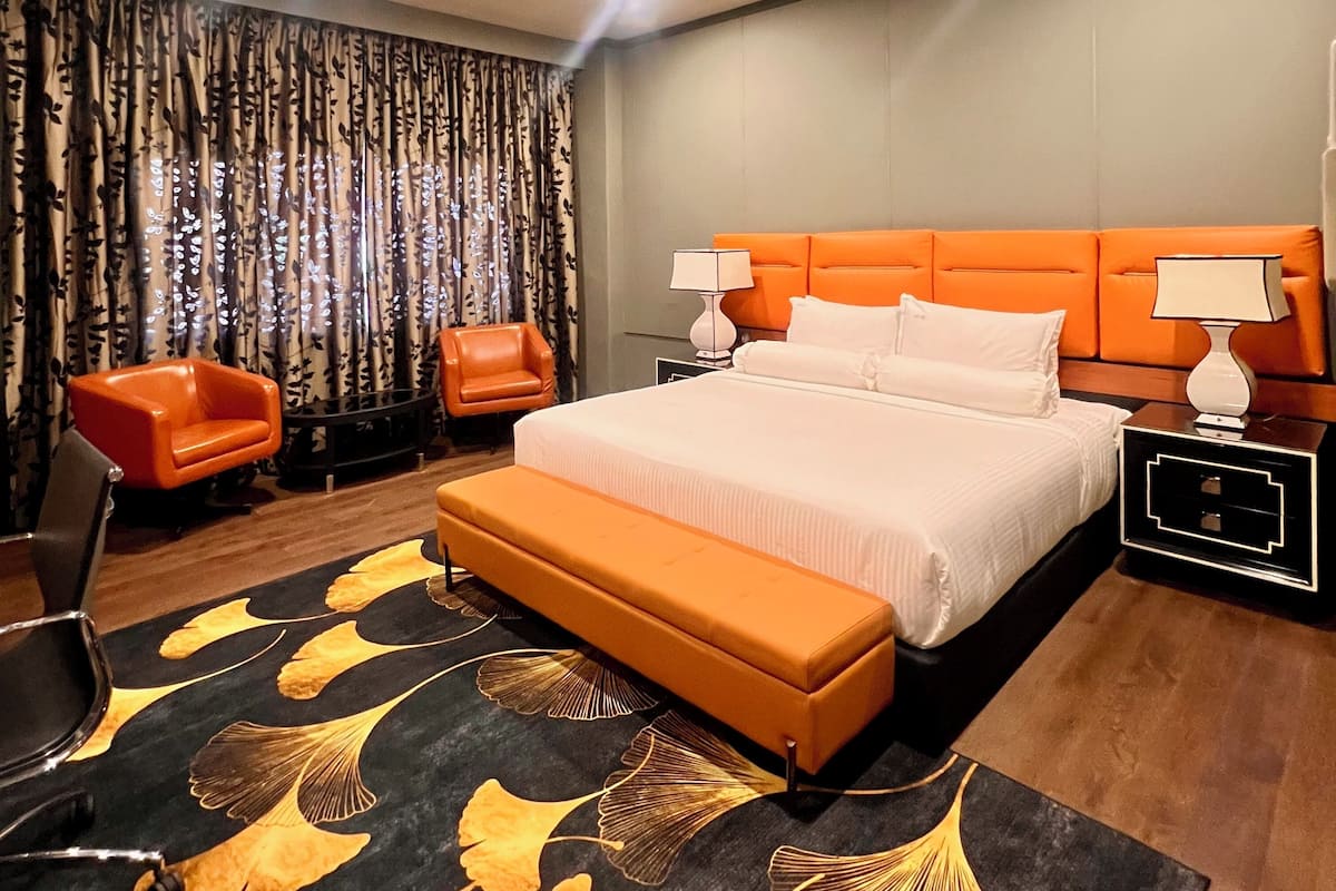 8 Suites Junior | Minibar, in-room safe, desk, blackout drapes