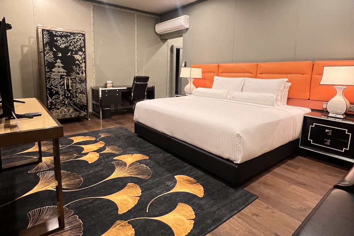 8 Suites Premier Triple | Minibar, in-room safe, desk, blackout drapes