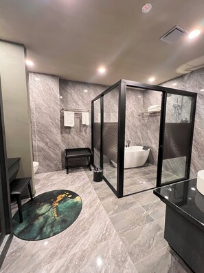 8 Suites Junior | Bathroom | Shower, rainfall showerhead, free toiletries, hair dryer - Bedrock Hotel (Ipoh)