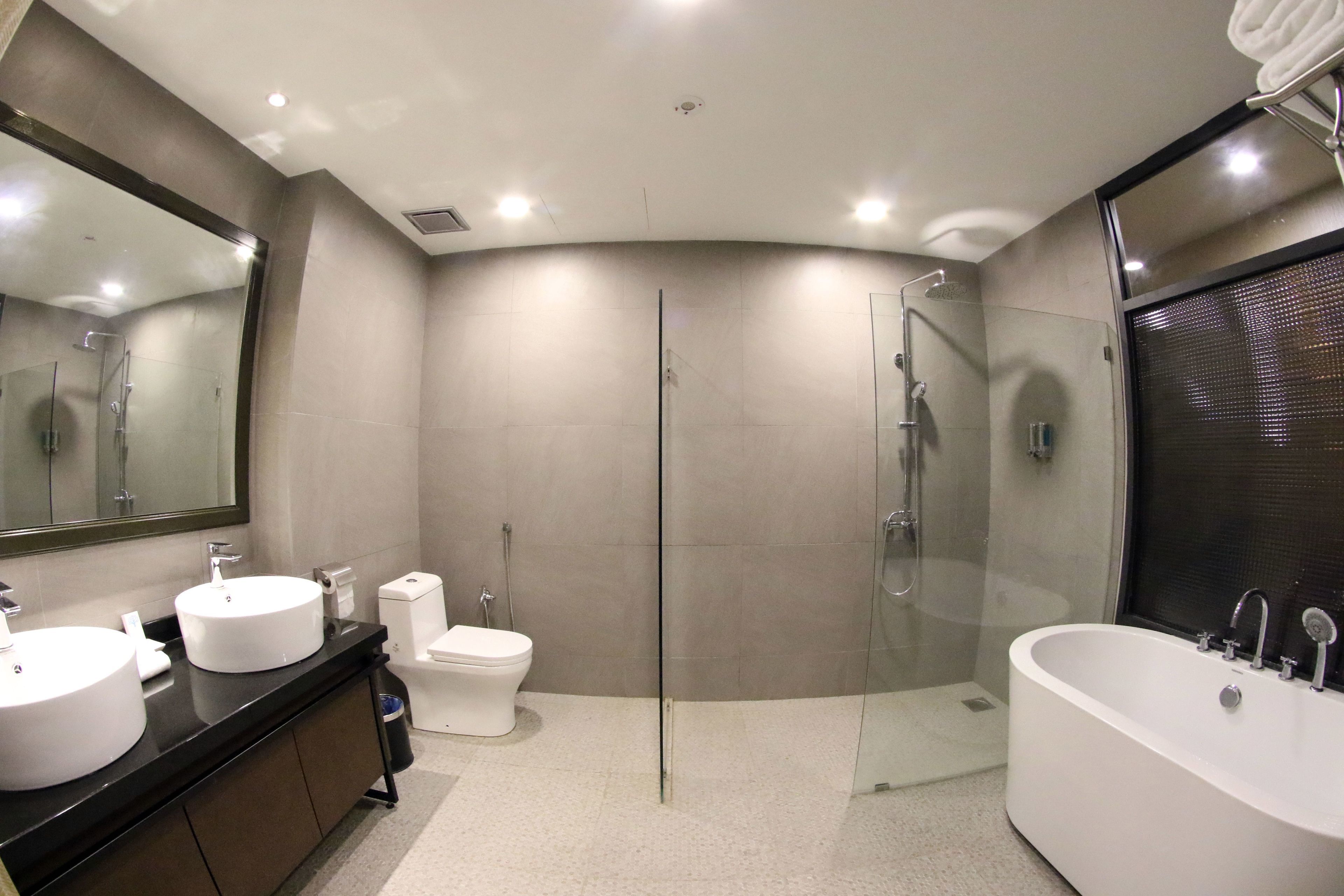 executive deluxe room | bathroom | free toiletries, hair dryer, bathrobes, slippers