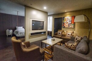 Bedrock Suite | Living room | 52-inch flat-screen TV with cable channels, TV