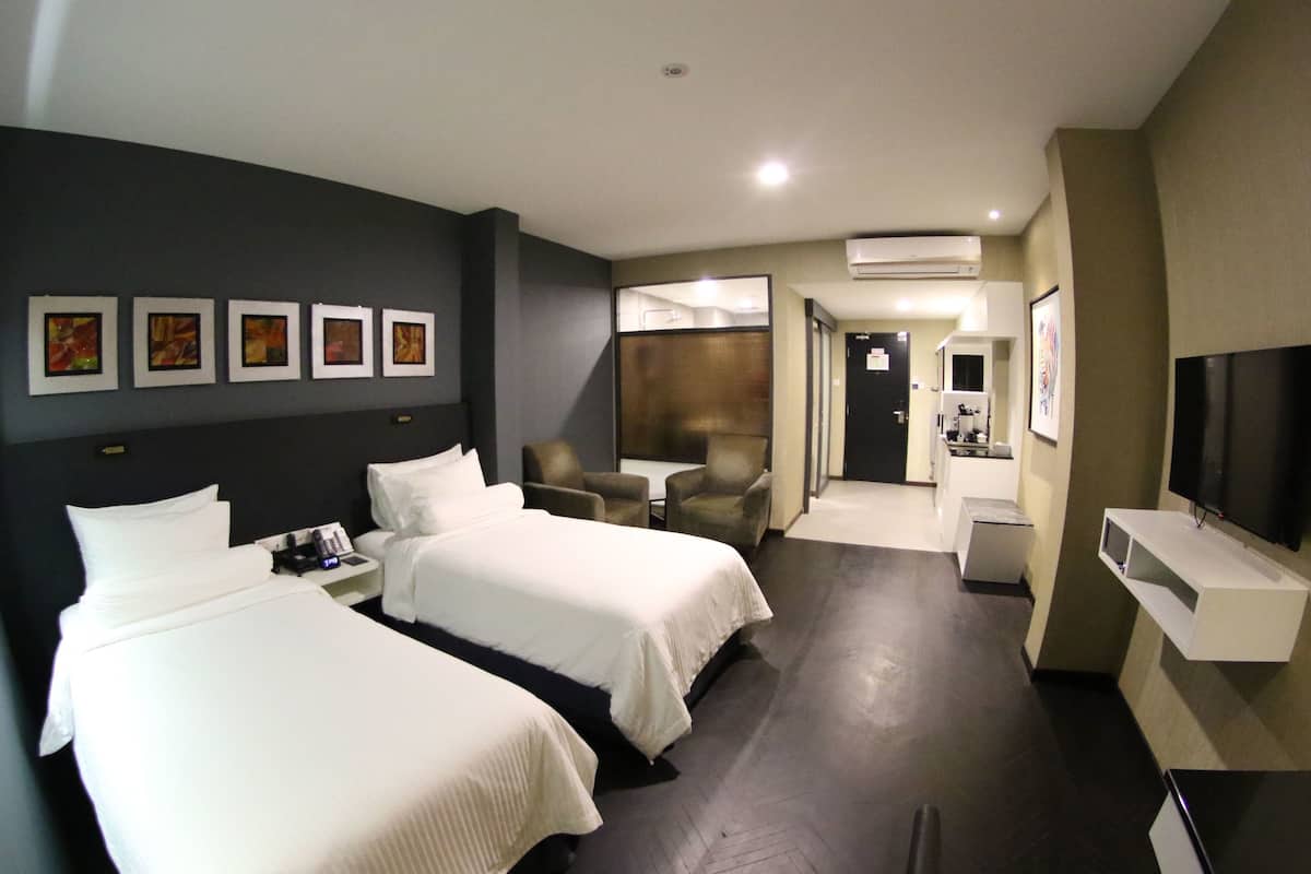 Deluxe Room | Minibar, in-room safe, desk, blackout drapes