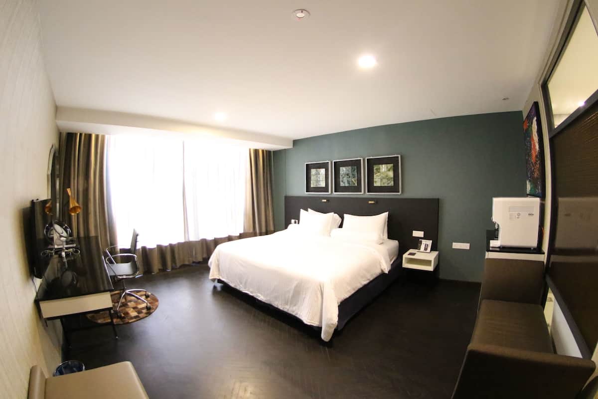 Executive Deluxe Room | Minibar, in-room safe, desk, blackout drapes